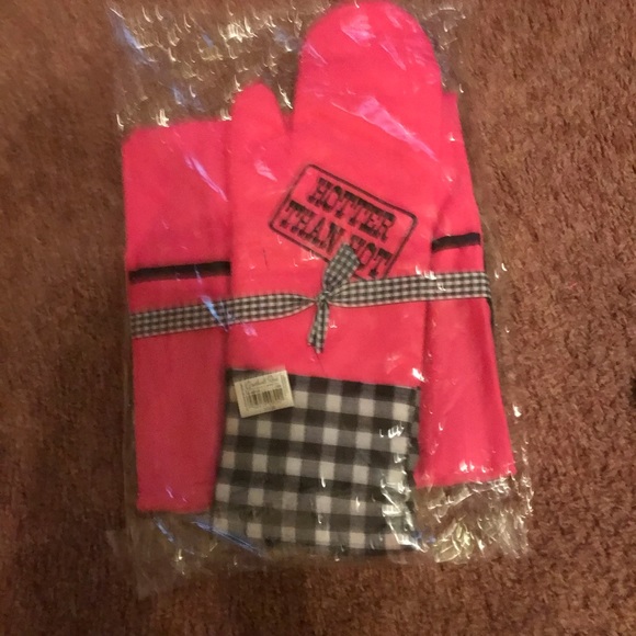 Factory sealed. Queen of the Grill. Apron and Mitt set - Picture 6 of 6